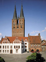 Stendal - Blick auf den Markt mit Rathaus und St. Marien