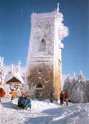 Der Turm steht auf dem Gipfel des Zaly. Von hier hat man, wenn's das Wetter zuläßt, einen schönen Blick bis zur Schneekoppe